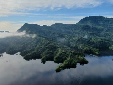 Milford Ses ve Kuşkulu Ses 'in Dağları ve Fiyortları, Yeni Zelanda. Bengoh Vadisi, Sarawak.