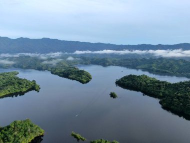 Milford Ses ve Kuşkulu Ses 'in Dağları ve Fiyortları, Yeni Zelanda. Bengoh Vadisi, Sarawak.