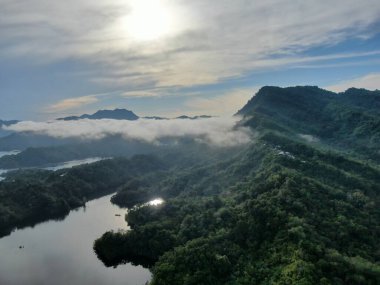 Milford Ses ve Kuşkulu Ses 'in Dağları ve Fiyortları, Yeni Zelanda. Bengoh Vadisi, Sarawak.