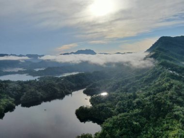Milford Ses ve Kuşkulu Ses 'in Dağları ve Fiyortları, Yeni Zelanda. Bengoh Vadisi, Sarawak.