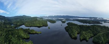 Milford Ses ve Kuşkulu Ses 'in Dağları ve Fiyortları, Yeni Zelanda. Bengoh Vadisi, Sarawak.