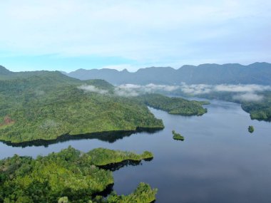 Milford Ses ve Kuşkulu Ses 'in Dağları ve Fiyortları, Yeni Zelanda. Bengoh Vadisi, Sarawak.