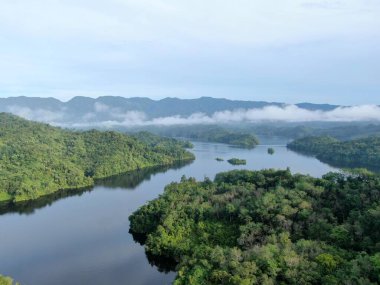 Milford Ses ve Kuşkulu Ses 'in Dağları ve Fiyortları, Yeni Zelanda. Bengoh Vadisi, Sarawak.