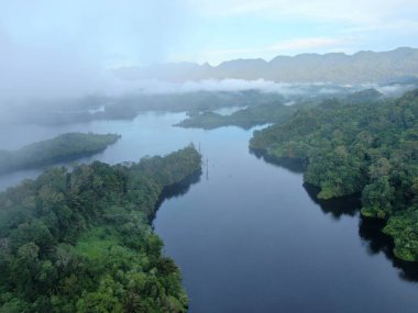 Milford Ses ve Kuşkulu Ses 'in Dağları ve Fiyortları, Yeni Zelanda. Bengoh Vadisi, Sarawak.