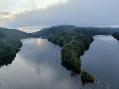 Milford Ses ve Kuşkulu Ses 'in Dağları ve Fiyortları, Yeni Zelanda. Bengoh Vadisi, Sarawak.