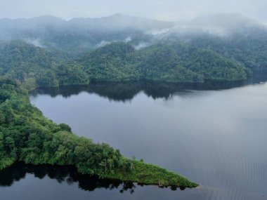 Milford Ses ve Kuşkulu Ses 'in Dağları ve Fiyortları, Yeni Zelanda. Bengoh Vadisi, Sarawak.