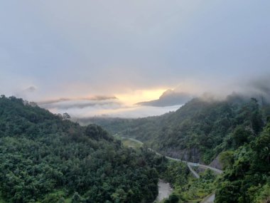Milford Ses ve Kuşkulu Ses 'in Dağları ve Fiyortları, Yeni Zelanda. Bengoh Vadisi, Sarawak.