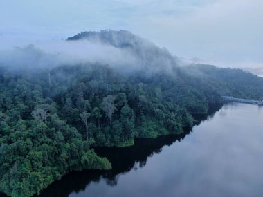 Milford Ses ve Kuşkulu Ses 'in Dağları ve Fiyortları, Yeni Zelanda. Bengoh Vadisi, Sarawak.
