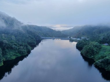 Milford Ses ve Kuşkulu Ses 'in Dağları ve Fiyortları, Yeni Zelanda. Bengoh Vadisi, Sarawak.