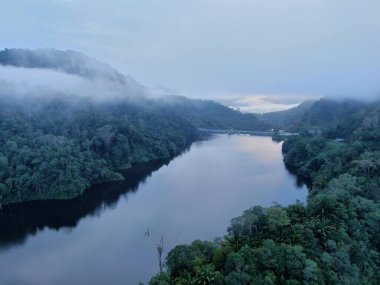 Milford Ses ve Kuşkulu Ses 'in Dağları ve Fiyortları, Yeni Zelanda. Bengoh Vadisi, Sarawak.