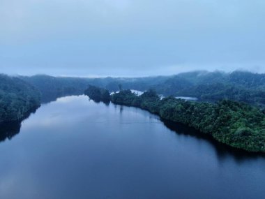 Milford Ses ve Kuşkulu Ses 'in Dağları ve Fiyortları, Yeni Zelanda. Bengoh Vadisi, Sarawak.