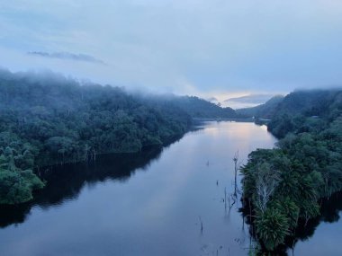 Milford Ses ve Kuşkulu Ses 'in Dağları ve Fiyortları, Yeni Zelanda. Bengoh Vadisi, Sarawak.