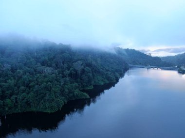 Milford Ses ve Kuşkulu Ses 'in Dağları ve Fiyortları, Yeni Zelanda. Bengoh Vadisi, Sarawak.