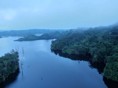 Milford Ses ve Kuşkulu Ses 'in Dağları ve Fiyortları, Yeni Zelanda. Bengoh Vadisi, Sarawak.