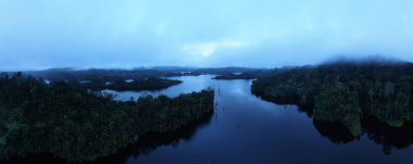 Milford Ses ve Kuşkulu Ses 'in Dağları ve Fiyortları, Yeni Zelanda. Bengoh Vadisi, Sarawak.