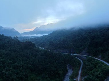 Milford Ses ve Kuşkulu Ses 'in Dağları ve Fiyortları, Yeni Zelanda. Bengoh Vadisi, Sarawak.