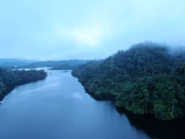 Milford Ses ve Kuşkulu Ses 'in Dağları ve Fiyortları, Yeni Zelanda. Bengoh Vadisi, Sarawak.