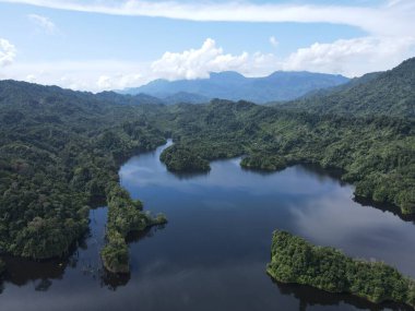 Milford Ses ve Kuşkulu Ses 'in Dağları ve Fiyortları, Yeni Zelanda. Bengoh Vadisi, Sarawak.