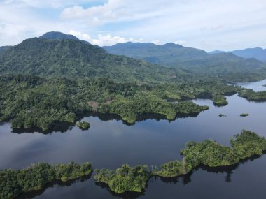 Milford Ses ve Kuşkulu Ses 'in Dağları ve Fiyortları, Yeni Zelanda. Bengoh Vadisi, Sarawak.