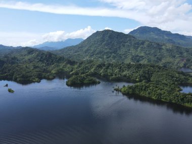Milford Ses ve Kuşkulu Ses 'in Dağları ve Fiyortları, Yeni Zelanda. Bengoh Vadisi, Sarawak.