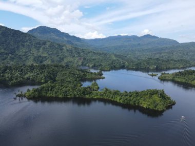 Milford Ses ve Kuşkulu Ses 'in Dağları ve Fiyortları, Yeni Zelanda. Bengoh Vadisi, Sarawak.