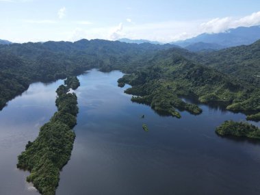 Milford Ses ve Kuşkulu Ses 'in Dağları ve Fiyortları, Yeni Zelanda. Bengoh Vadisi, Sarawak.