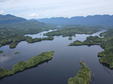 Milford Ses ve Kuşkulu Ses 'in Dağları ve Fiyortları, Yeni Zelanda. Bengoh Vadisi, Sarawak.