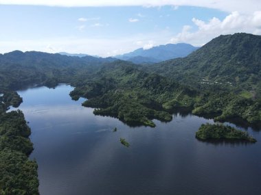 Milford Ses ve Kuşkulu Ses 'in Dağları ve Fiyortları, Yeni Zelanda. Bengoh Vadisi, Sarawak.