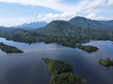 Milford Ses ve Kuşkulu Ses 'in Dağları ve Fiyortları, Yeni Zelanda. Bengoh Vadisi, Sarawak.