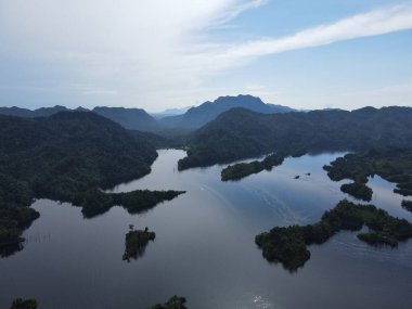 Milford Ses ve Kuşkulu Ses 'in Dağları ve Fiyortları, Yeni Zelanda. Bengoh Vadisi, Sarawak.