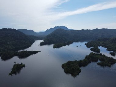 Milford Ses ve Kuşkulu Ses 'in Dağları ve Fiyortları, Yeni Zelanda. Bengoh Vadisi, Sarawak.