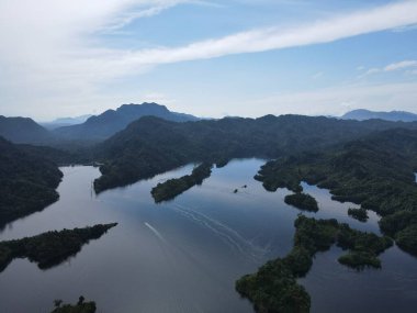 Milford Ses ve Kuşkulu Ses 'in Dağları ve Fiyortları, Yeni Zelanda. Bengoh Vadisi, Sarawak.