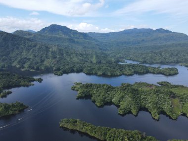Milford Ses ve Kuşkulu Ses 'in Dağları ve Fiyortları, Yeni Zelanda. Bengoh Vadisi, Sarawak.