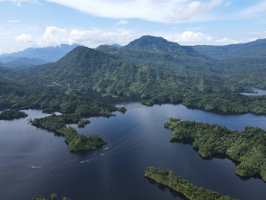 Milford Ses ve Kuşkulu Ses 'in Dağları ve Fiyortları, Yeni Zelanda. Bengoh Vadisi, Sarawak.