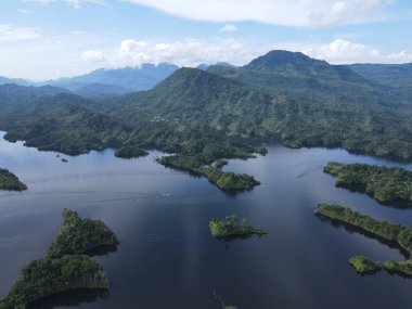 Milford Ses ve Kuşkulu Ses 'in Dağları ve Fiyortları, Yeni Zelanda. Bengoh Vadisi, Sarawak.