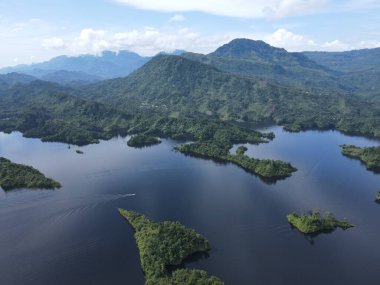 Milford Ses ve Kuşkulu Ses 'in Dağları ve Fiyortları, Yeni Zelanda. Bengoh Vadisi, Sarawak.