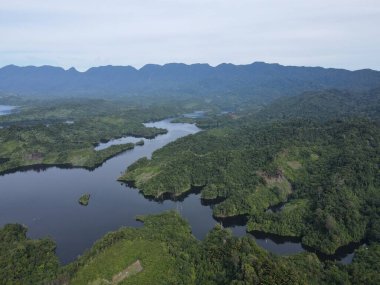 Milford Ses ve Kuşkulu Ses 'in Dağları ve Fiyortları, Yeni Zelanda. Bengoh Vadisi, Sarawak.