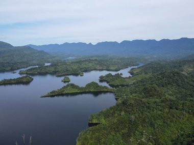Milford Ses ve Kuşkulu Ses 'in Dağları ve Fiyortları, Yeni Zelanda. Bengoh Vadisi, Sarawak.
