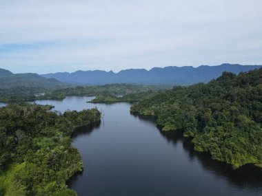 Milford Ses ve Kuşkulu Ses 'in Dağları ve Fiyortları, Yeni Zelanda. Bengoh Vadisi, Sarawak.