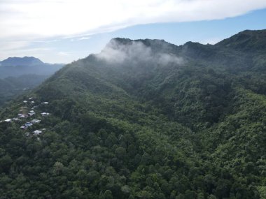 Milford Ses ve Kuşkulu Ses 'in Dağları ve Fiyortları, Yeni Zelanda. Bengoh Vadisi, Sarawak.