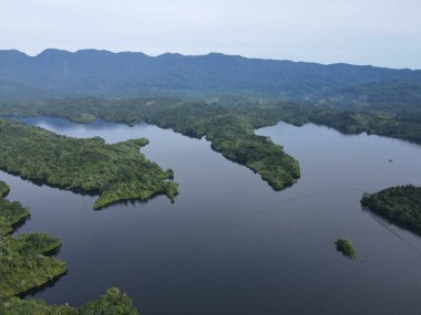 Milford Ses ve Kuşkulu Ses 'in Dağları ve Fiyortları, Yeni Zelanda. Bengoh Vadisi, Sarawak.