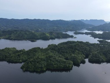 Milford Ses ve Kuşkulu Ses 'in Dağları ve Fiyortları, Yeni Zelanda. Bengoh Vadisi, Sarawak.