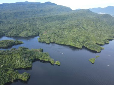 Milford Ses ve Kuşkulu Ses 'in Dağları ve Fiyortları, Yeni Zelanda. Bengoh Vadisi, Sarawak.