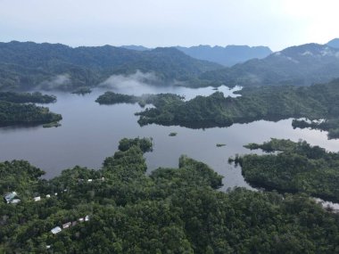 Milford Ses ve Kuşkulu Ses 'in Dağları ve Fiyortları, Yeni Zelanda. Bengoh Vadisi, Sarawak.