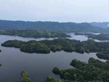 Milford Ses ve Kuşkulu Ses 'in Dağları ve Fiyortları, Yeni Zelanda. Bengoh Vadisi, Sarawak.