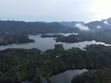 Milford Ses ve Kuşkulu Ses 'in Dağları ve Fiyortları, Yeni Zelanda. Bengoh Vadisi, Sarawak.