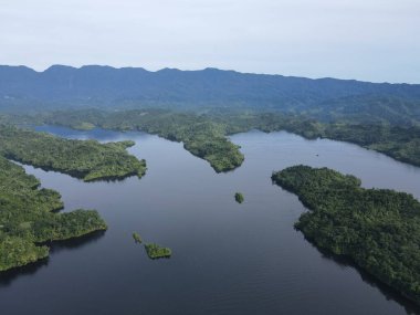 Milford Ses ve Kuşkulu Ses 'in Dağları ve Fiyortları, Yeni Zelanda. Bengoh Vadisi, Sarawak.