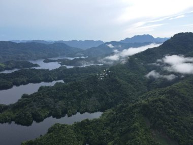 Milford Ses ve Kuşkulu Ses 'in Dağları ve Fiyortları, Yeni Zelanda. Bengoh Vadisi, Sarawak.