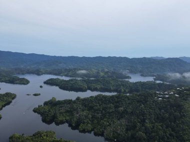Milford Ses ve Kuşkulu Ses 'in Dağları ve Fiyortları, Yeni Zelanda. Bengoh Vadisi, Sarawak.