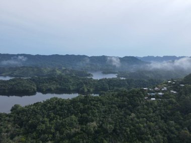 Milford Ses ve Kuşkulu Ses 'in Dağları ve Fiyortları, Yeni Zelanda. Bengoh Vadisi, Sarawak.